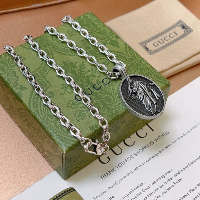 G*u*i necklaces